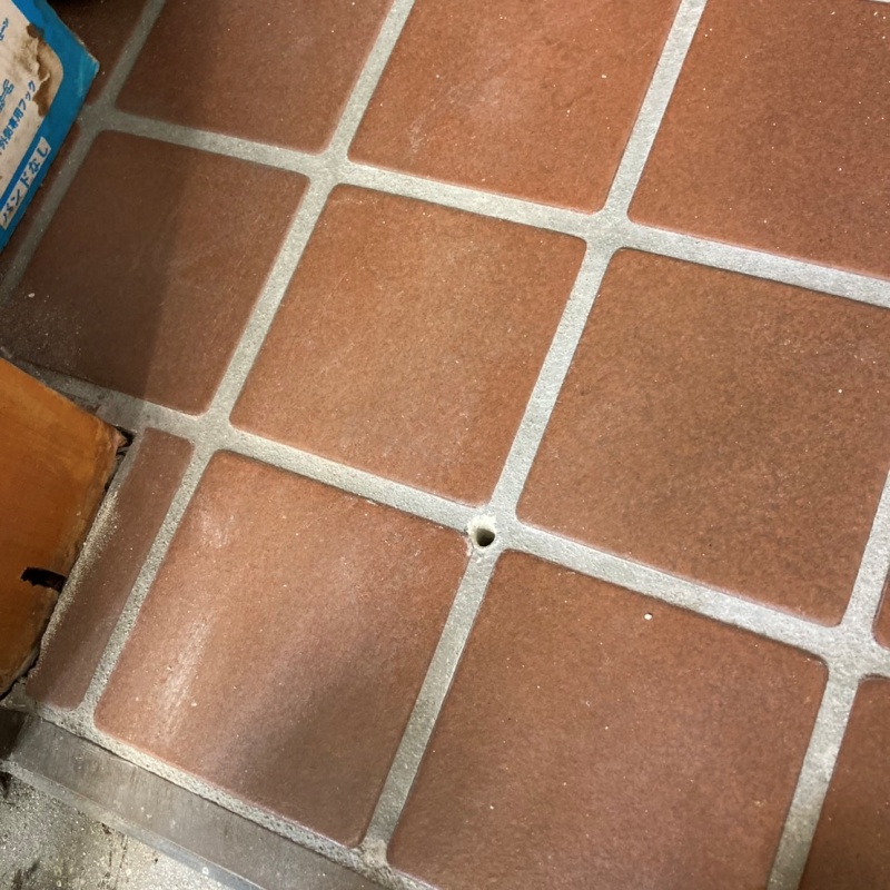 防蟻剤を注入するための穴を開けた様子