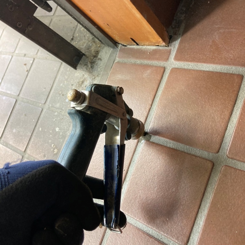 玄関床の目地から防蟻剤を注入