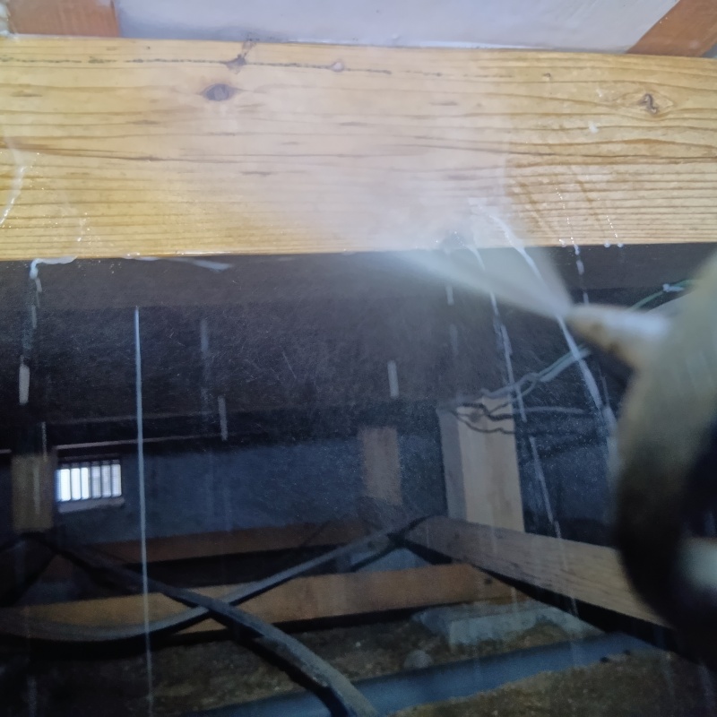 床下木材にシロアリ駆除剤を散布