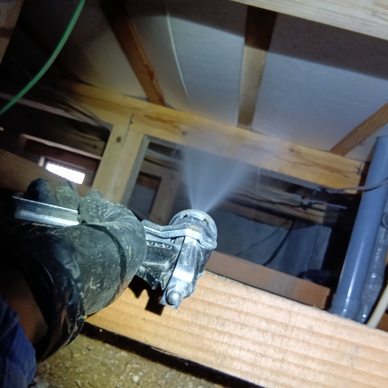 床下断熱材にシロアリ駆除剤を散布