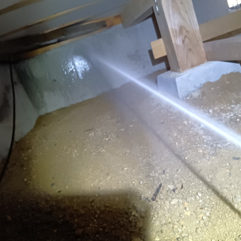 基礎にシロアリ駆除剤を散布