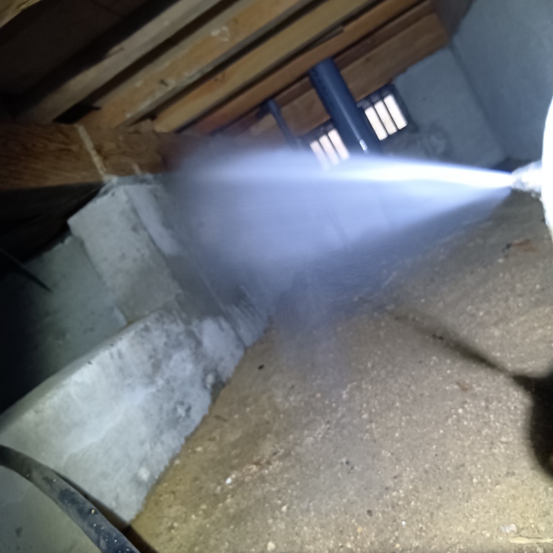 基礎にシロアリ駆除剤を吹き付ける様子