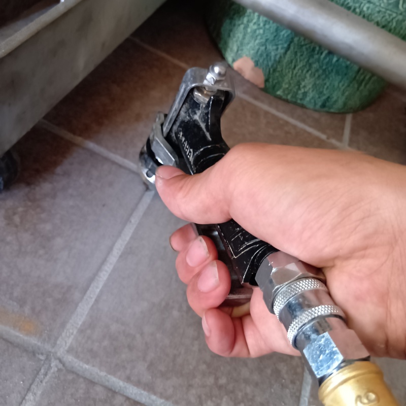 玄関床に穴を開けてシロアリ駆除剤を注入