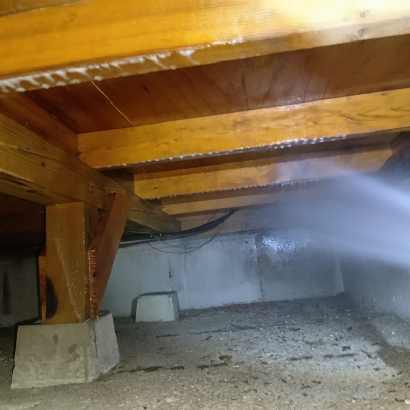 床下木材にシロアリ駆除剤を散布