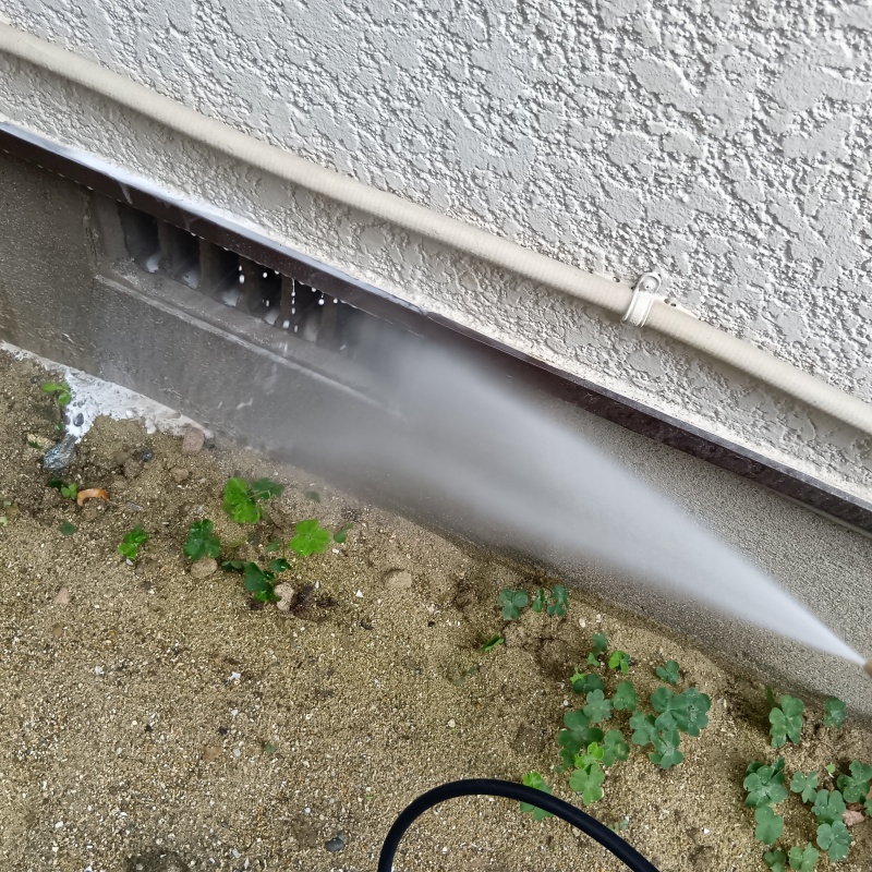 建物外周の土壌にシロアリ駆除剤を散布