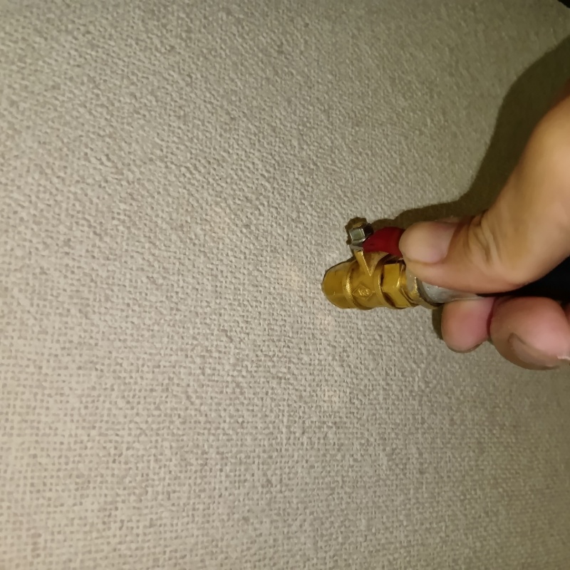 壁材に穴を開けてシロアリ駆除剤を注入