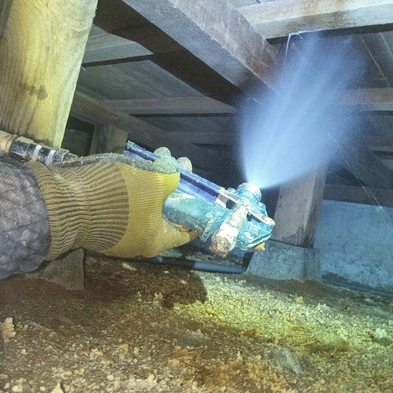 床下木材にシロアリ駆除剤を散布