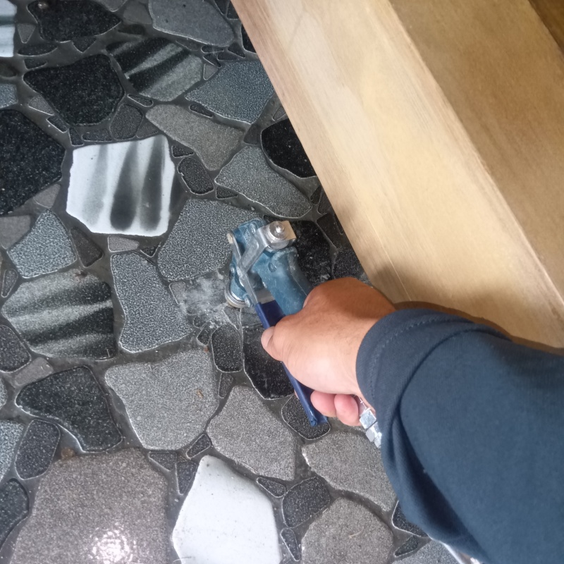 玄関床の目地からシロアリ駆除剤を注入