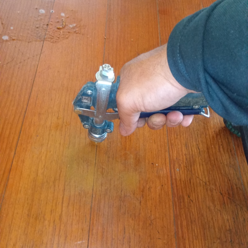 フローリングに穴を開けてシロアリ駆除剤を注入