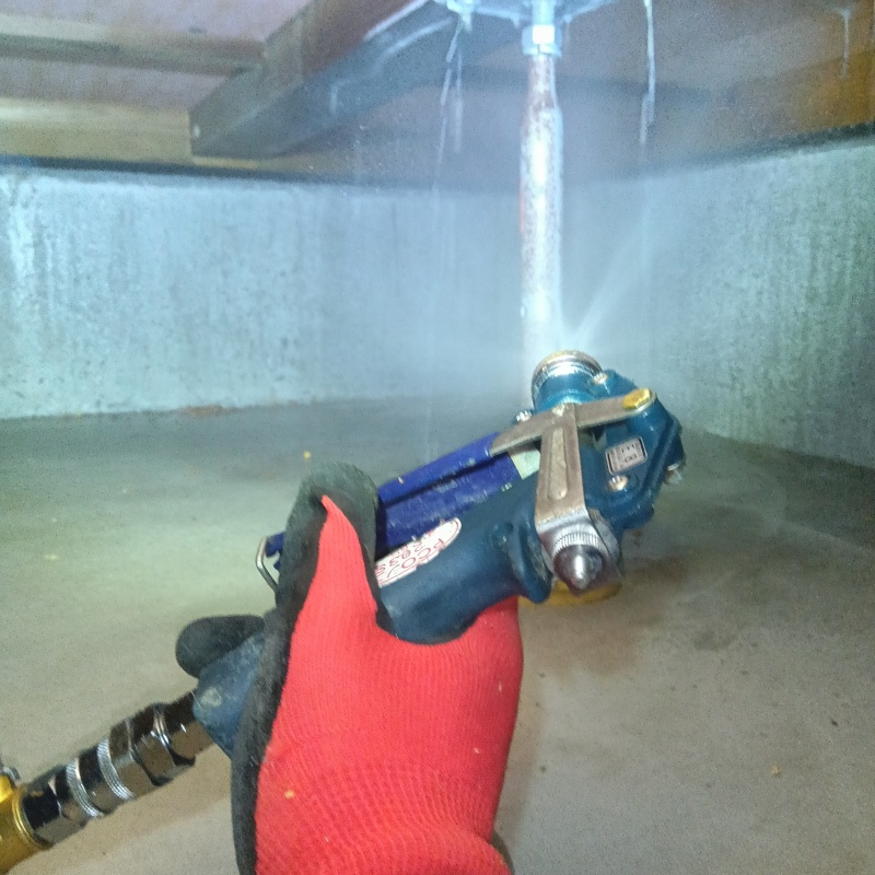 床下木材に防蟻剤を散布