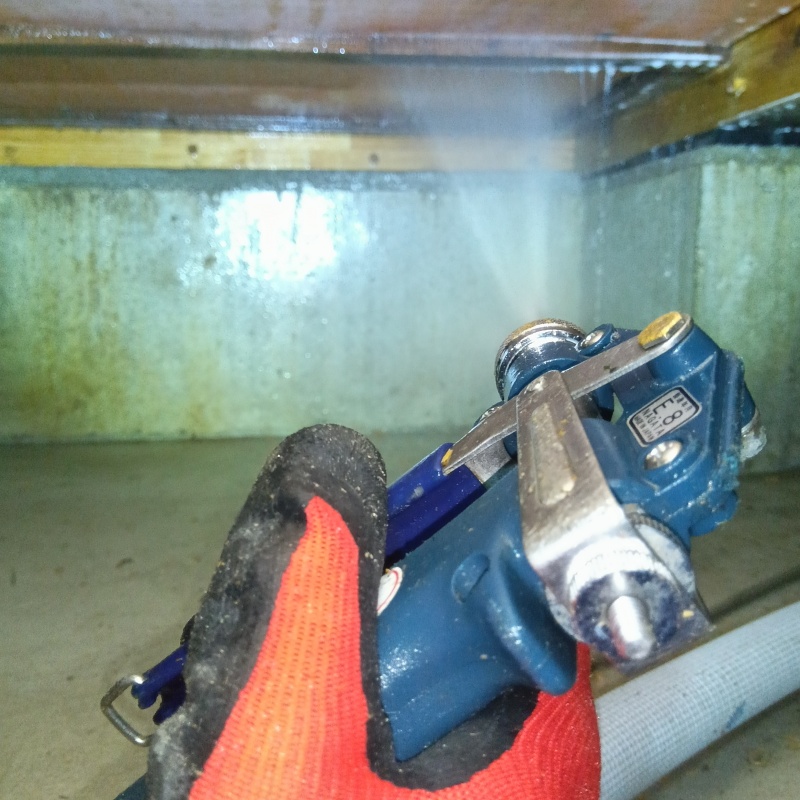 床下断熱材に防蟻剤を散布