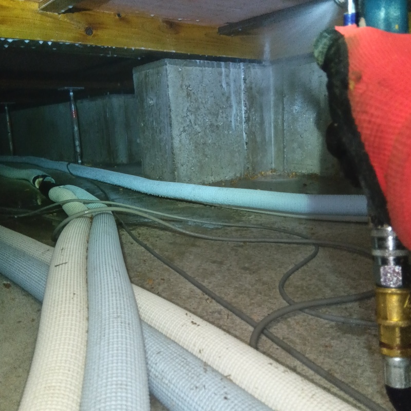 基礎に防蟻剤を散布