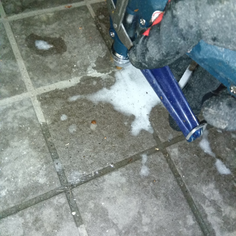 玄関床の目地から防蟻剤を注入