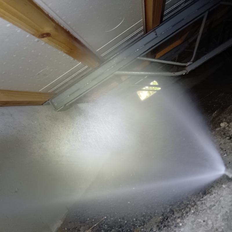 基礎にシロアリ駆除剤を散布