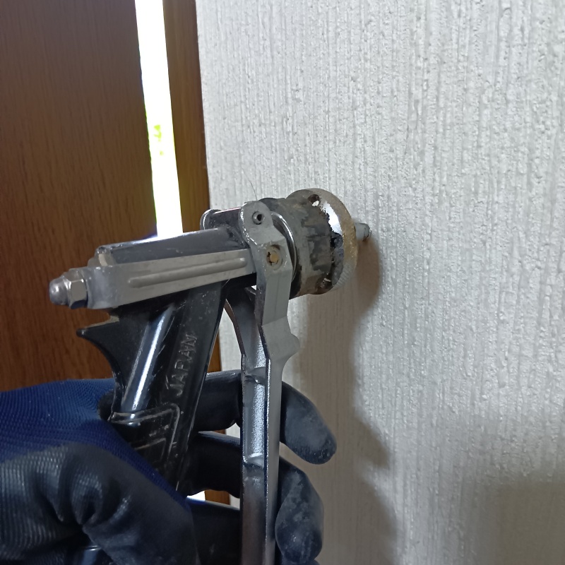 壁材に穴を開けてシロアリ駆除剤を注入