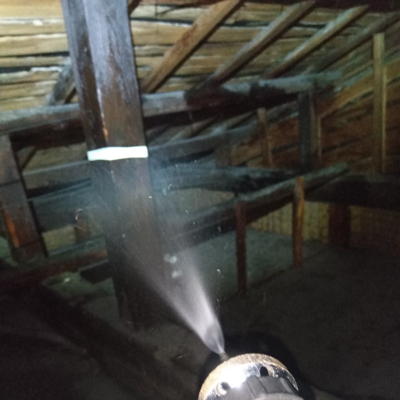 屋根裏の木材にシロアリ駆除剤を散布
