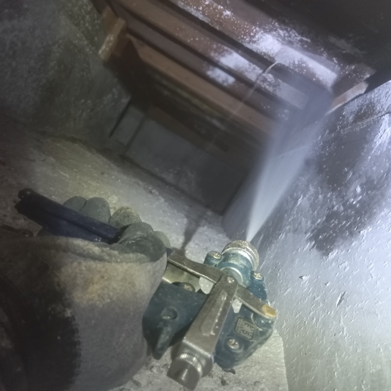 床下木材にシロアリ駆除剤を散布