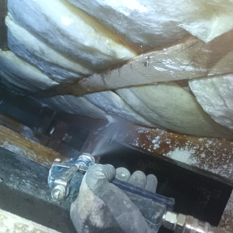 床下断熱材にシロアリ駆除剤を散布