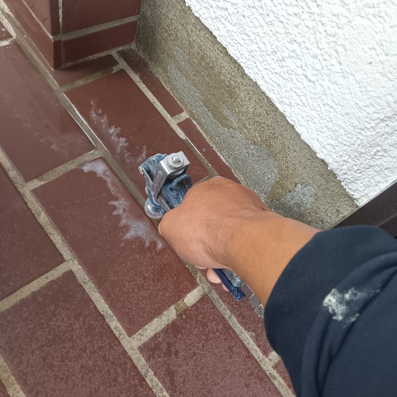 玄関床の目地からシロアリ駆除剤を注入