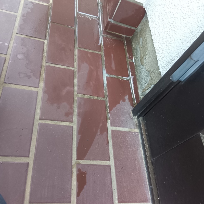 開けた穴をパテで補修