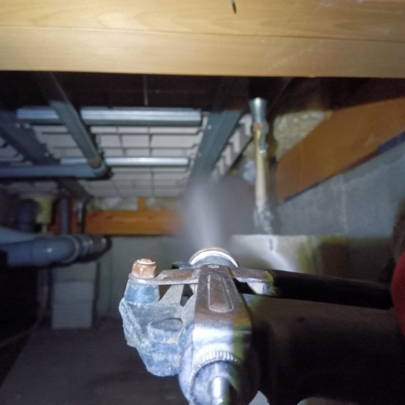 床下断熱材に防蟻剤を散布