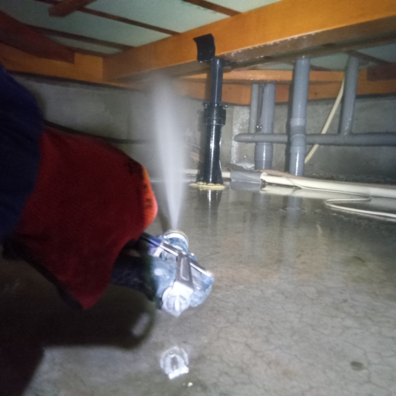 床下木材に防蟻剤を散布