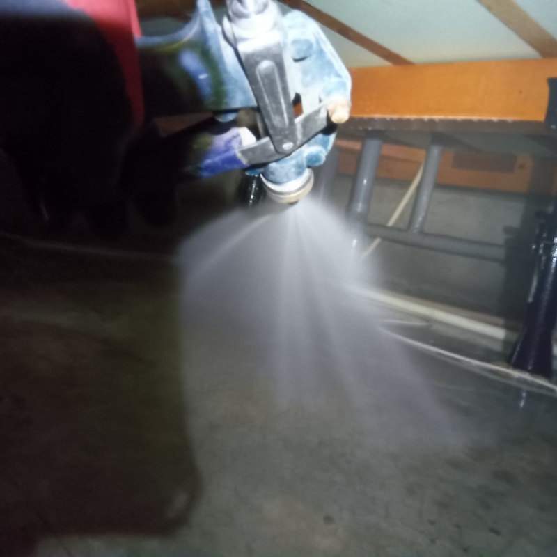 基礎に防蟻剤を散布