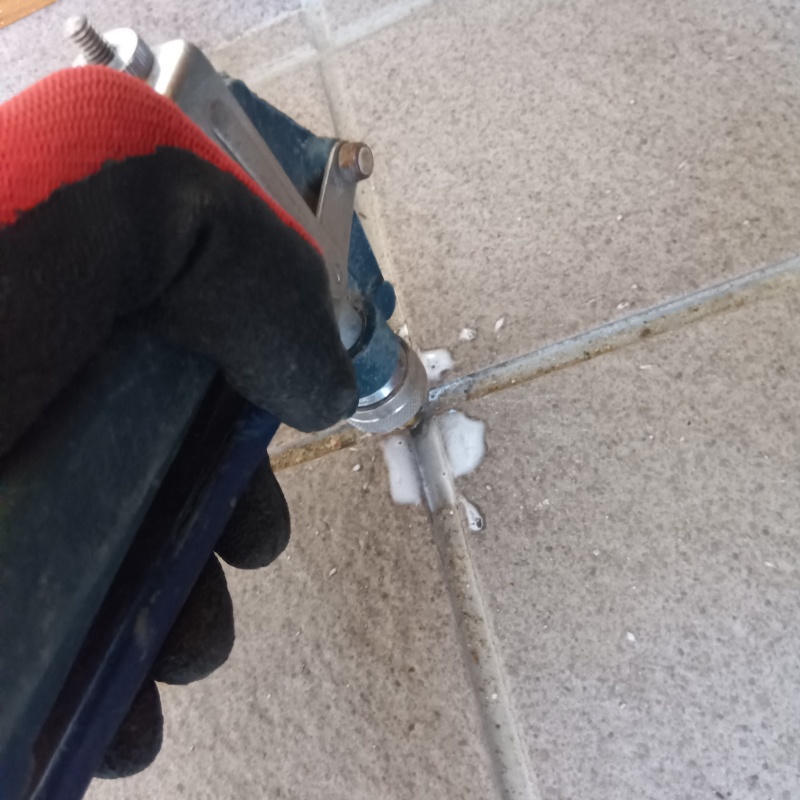 玄関床の目地から防蟻剤を注入