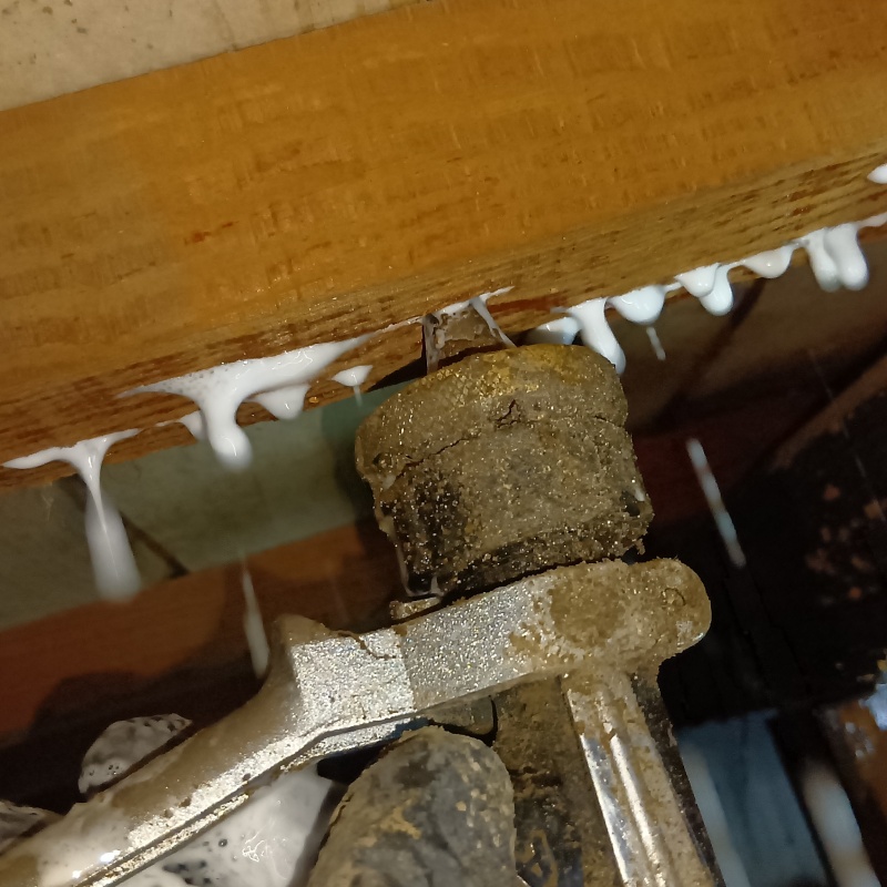 木材に穴を開けてシロアリ駆除剤を注入