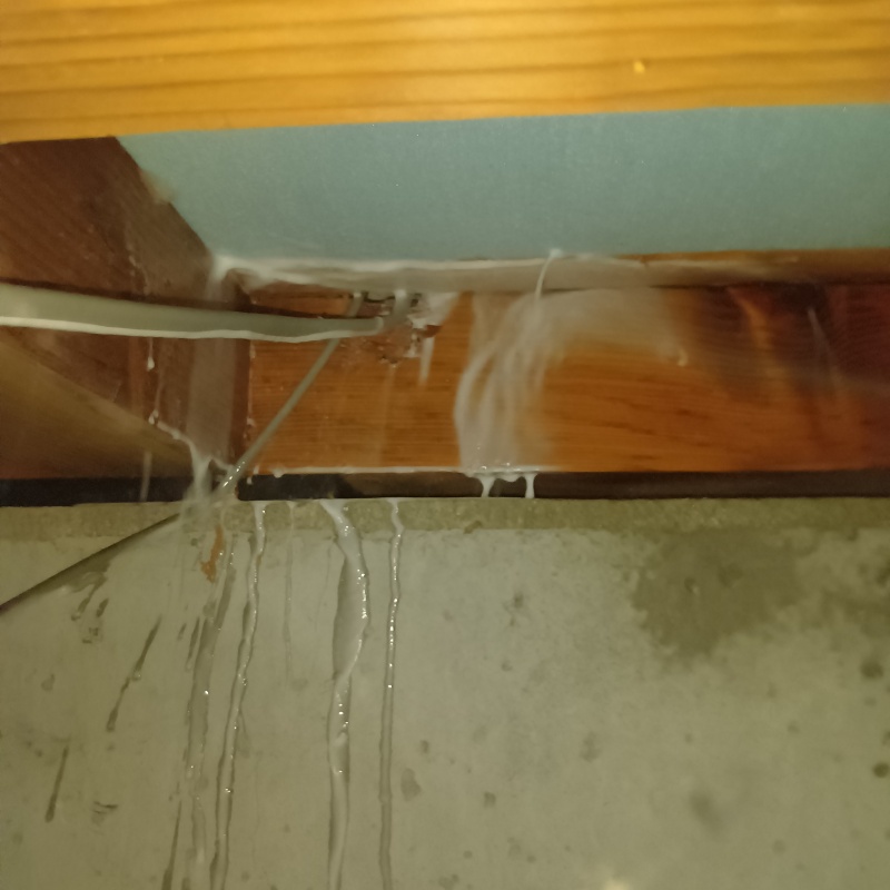 床下断熱材にシロアリ駆除剤を散布