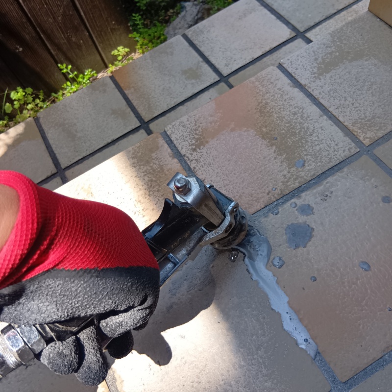 玄関床の目地からシロアリ駆除剤を注入