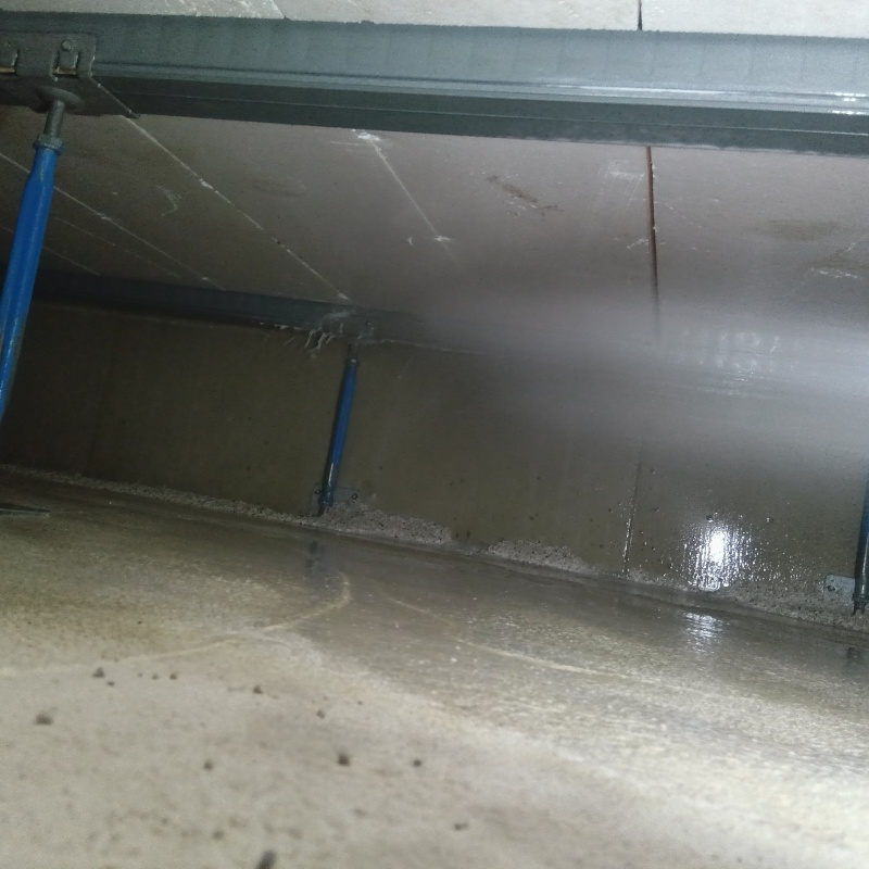 床下断熱材に防蟻剤を散布