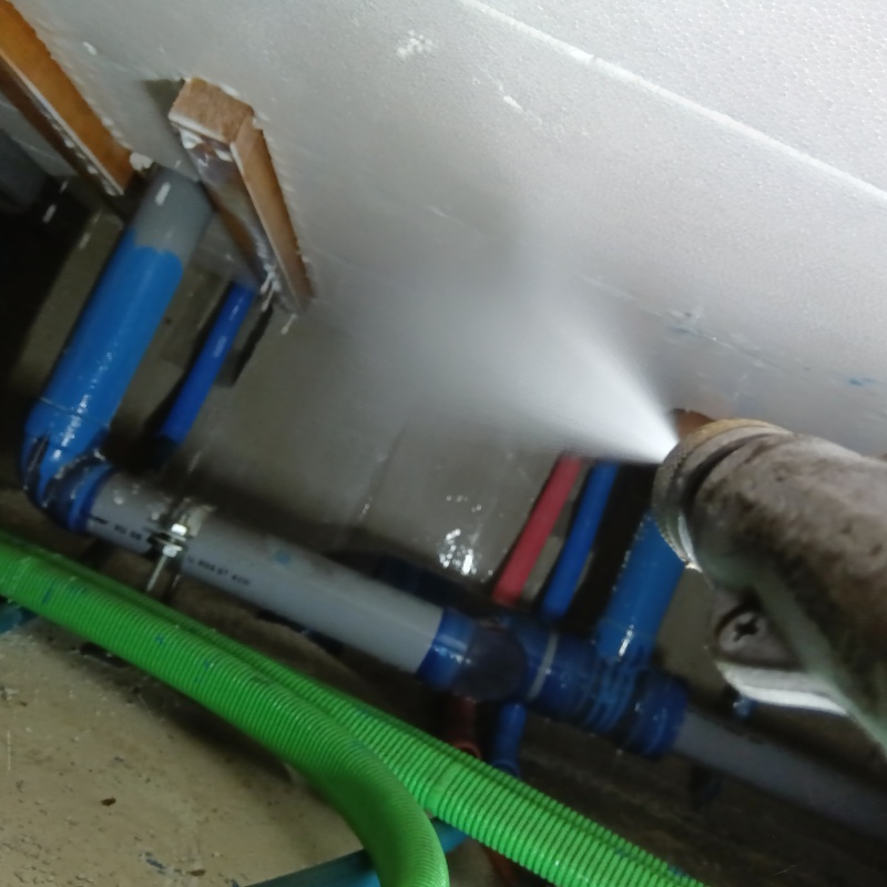 床下木材に防蟻剤を散布