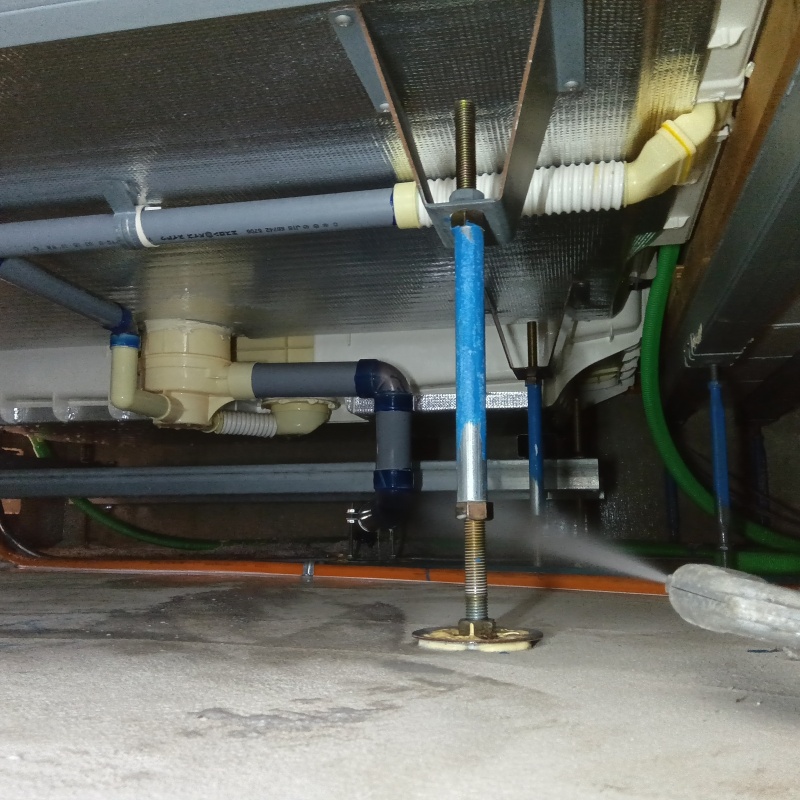 基礎に防蟻剤を散布