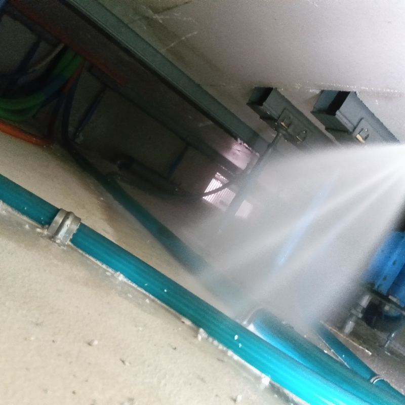 地面に防蟻剤を散布