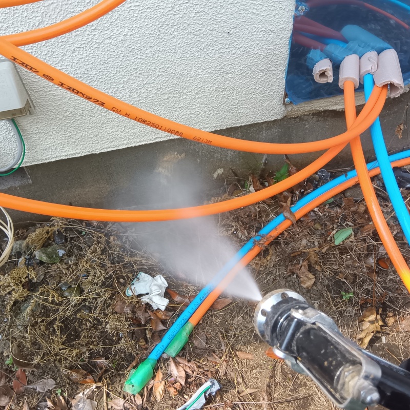 基礎まわりに防蟻剤を散布