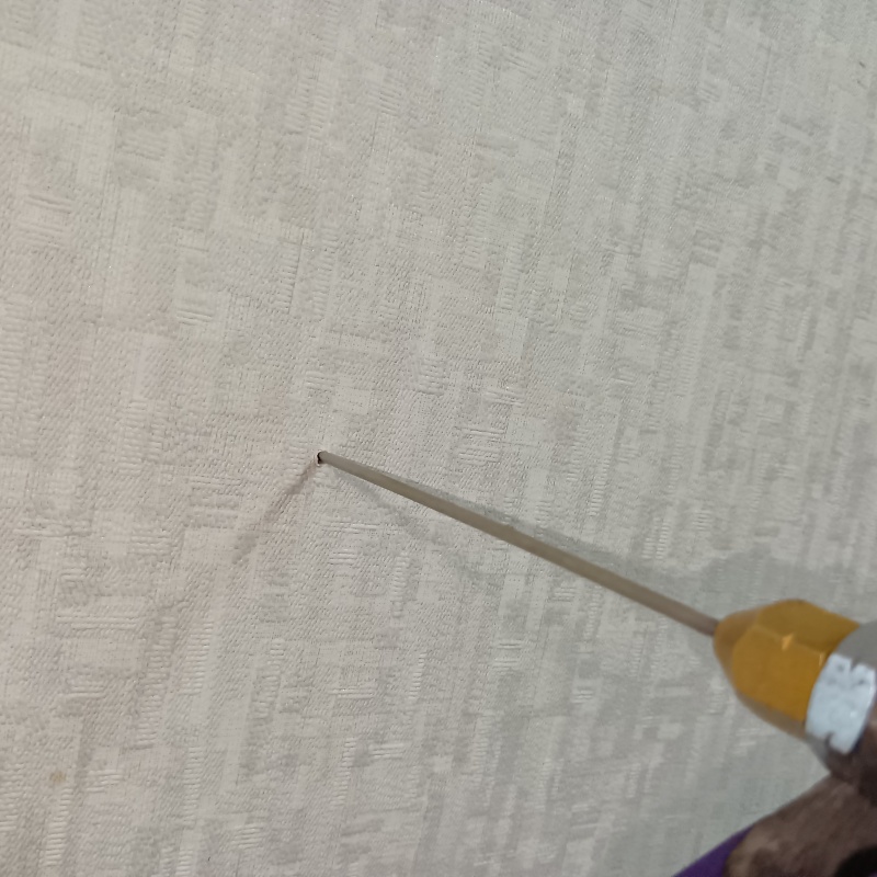 壁材に穴を開けてシロアリ駆除剤を注入