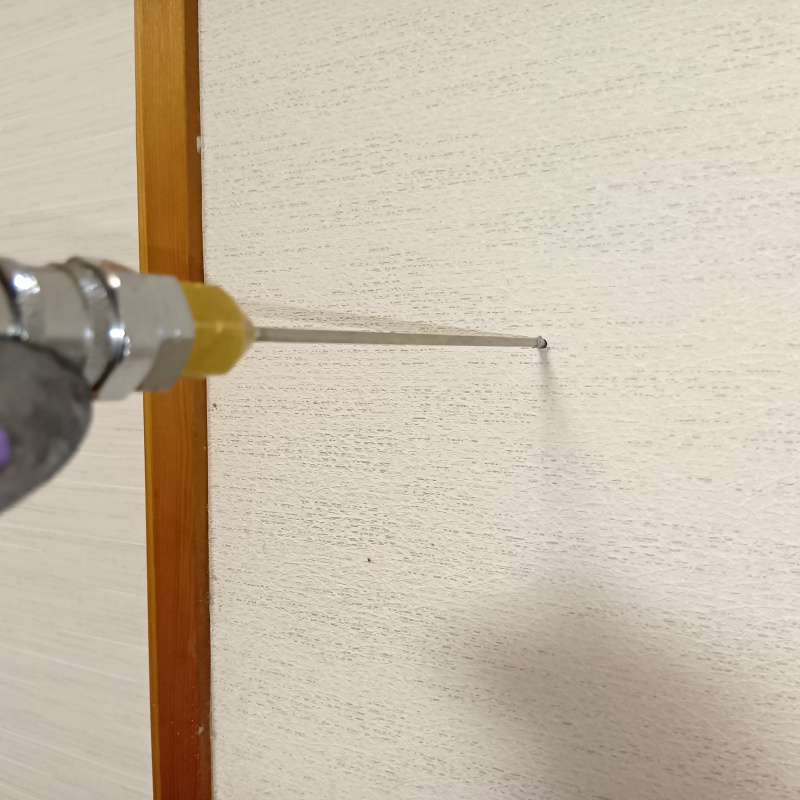 壁内部に直接シロアリ駆除剤を注入