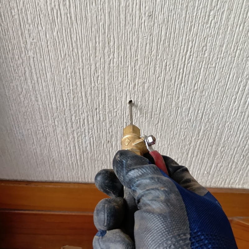 壁材に穴を開けてシロアリ駆除剤を注入