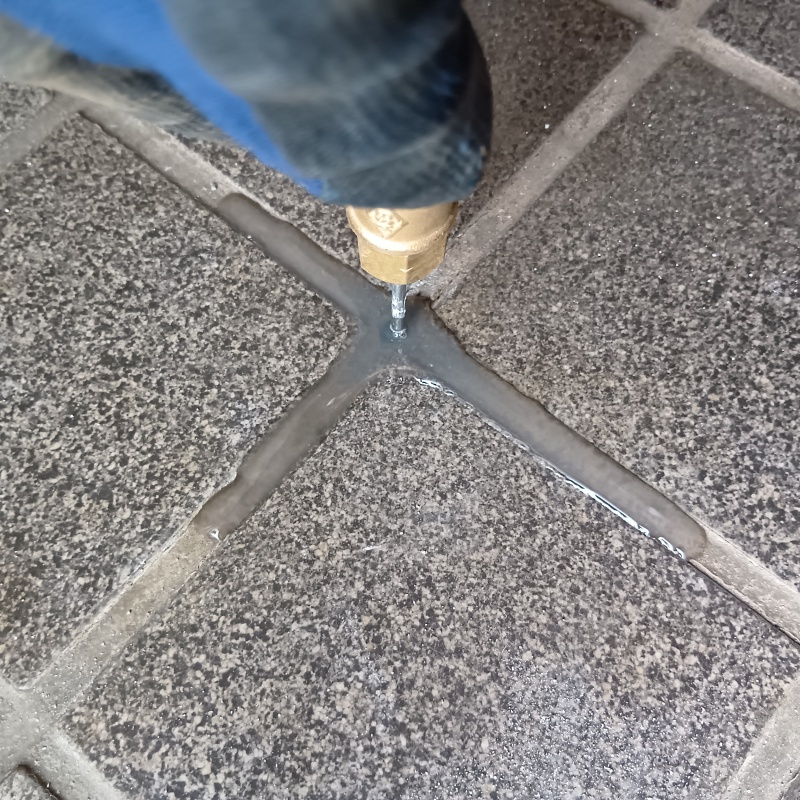 玄関床に穴を開けてシロアリ駆除剤を注入