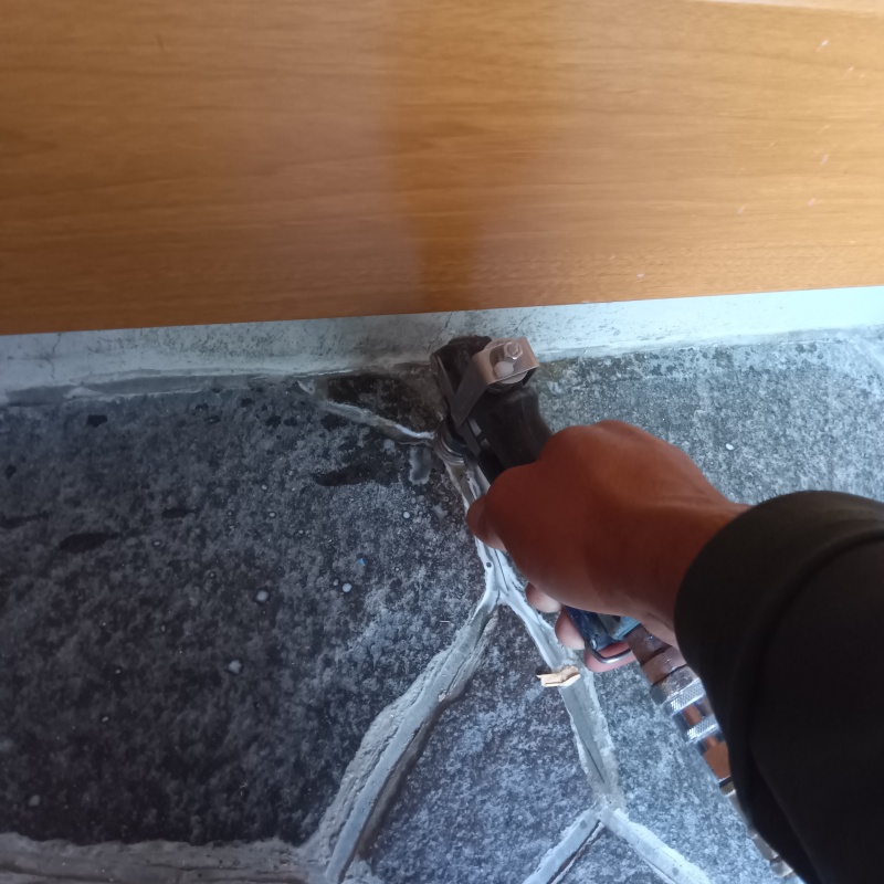 玄関床に穴を開けてシロアリ駆除剤を注入