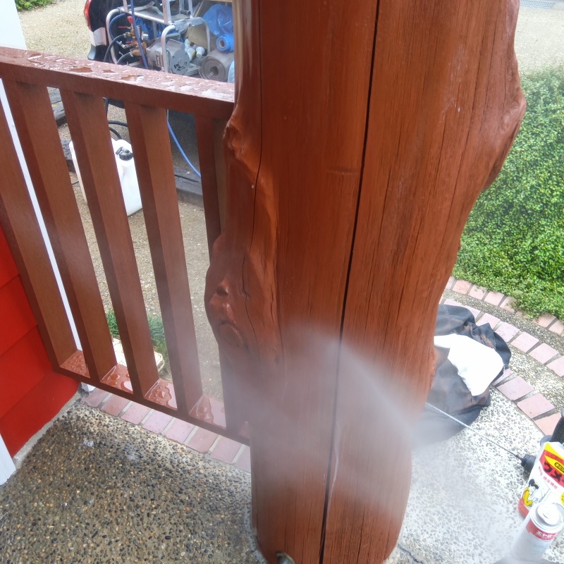 木塀にシロアリ駆除剤を吹き付ける様子