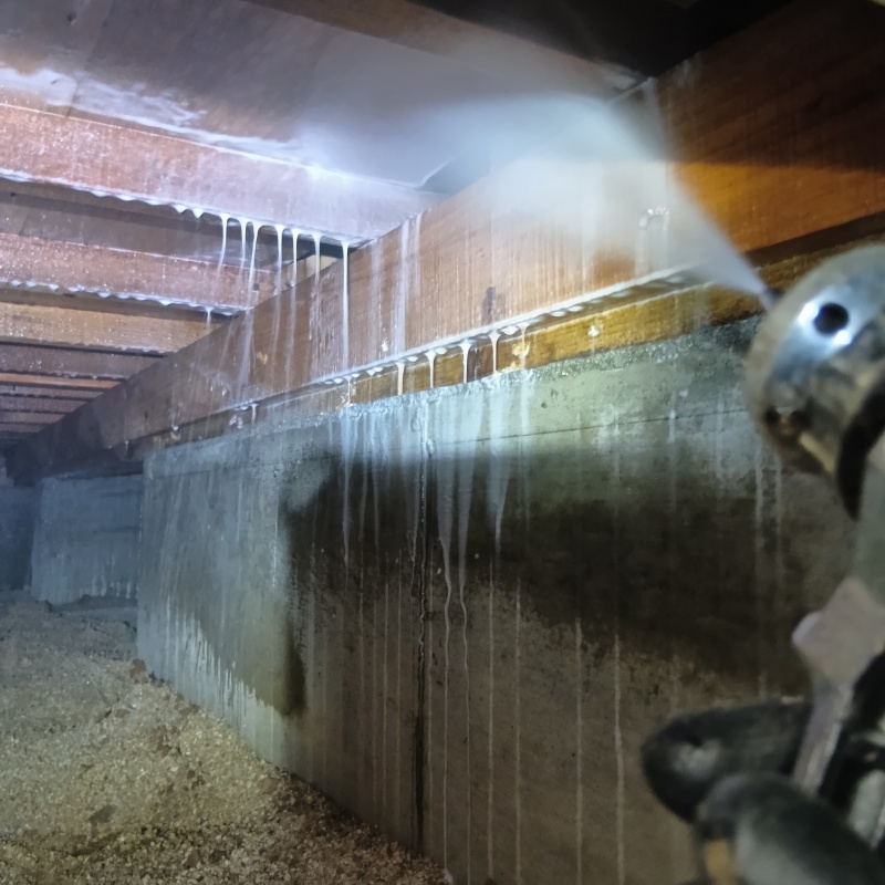 床下木材にシロアリ駆除剤を散布