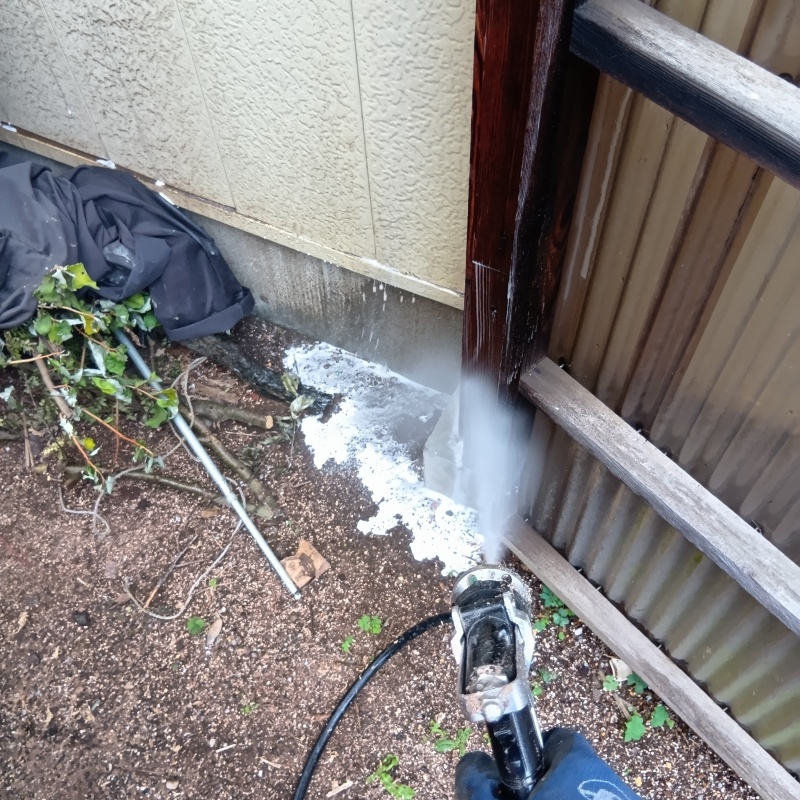 建物外周の土壌にシロアリ駆除剤を散布