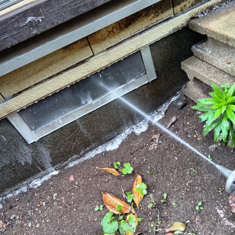 基礎まわりにシロアリ駆除剤を散布