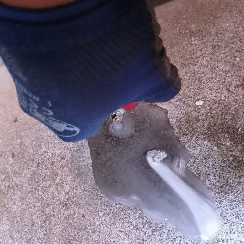 コンクリートに穴を開けてシロアリ駆除剤を注入