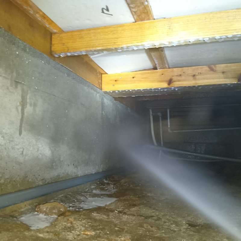 基礎にシロアリ駆除剤を散布