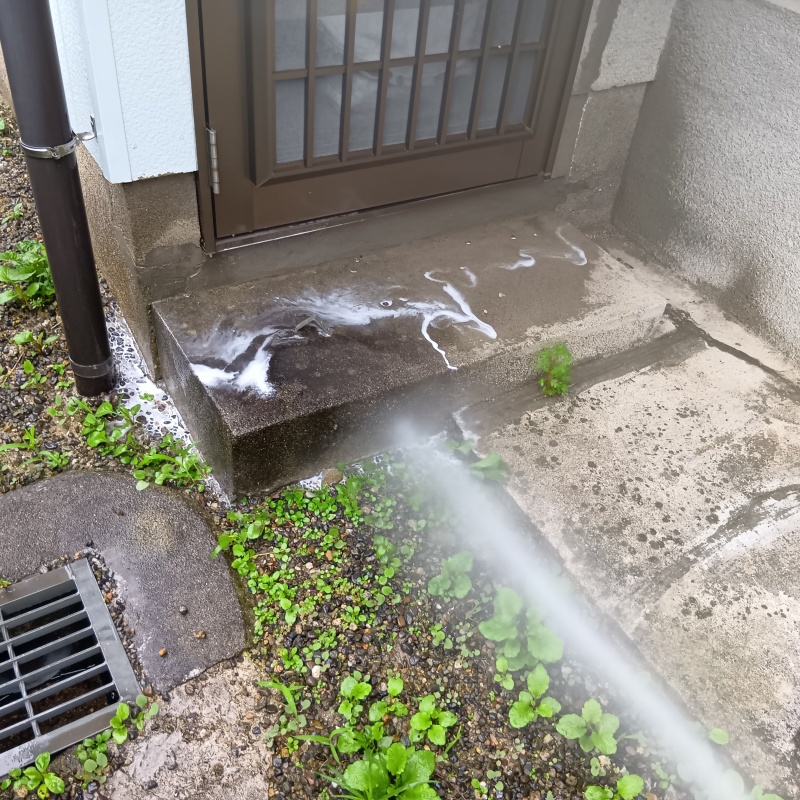 建物外周の土壌にシロアリ駆除剤を散布