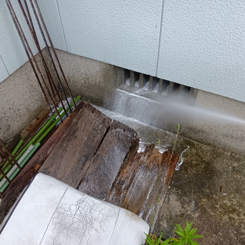 基礎まわりにシロアリ駆除剤を散布