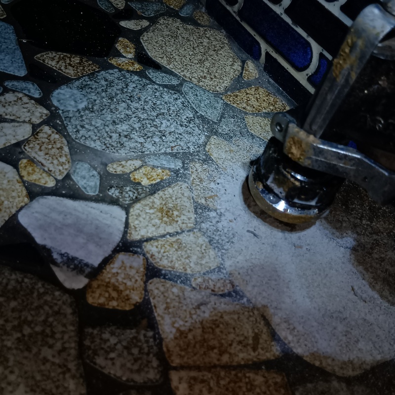 玄関床に穴を開けてシロアリ駆除剤を注入